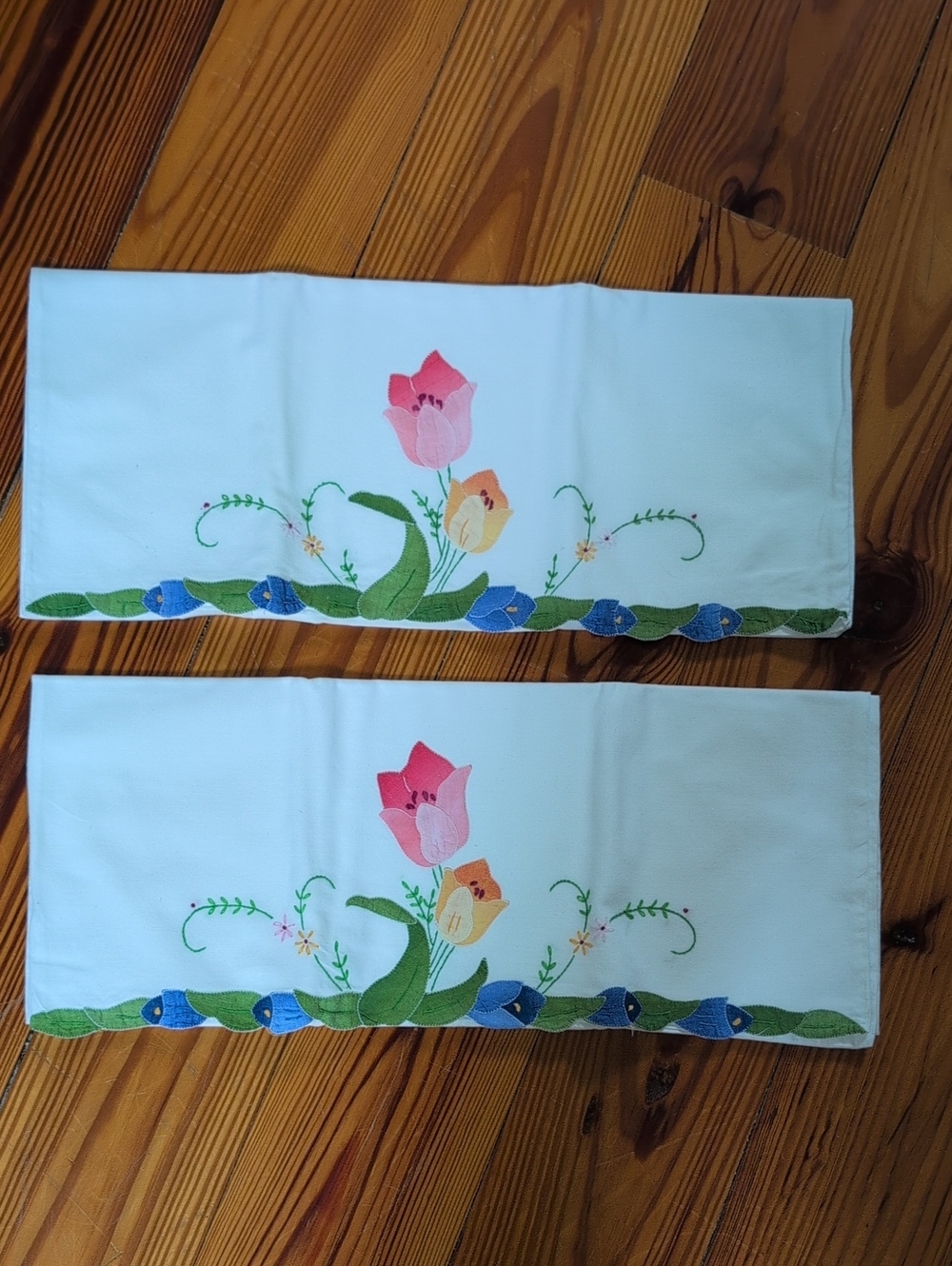 Vintage Embroidered Applique Floral Set of Pillowcases Set of 2